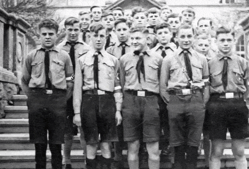Bräunlinger Hitlerjugend (Treppe vor dem Schulhaus) - KI Animation (Handlung frei erfunden) - Geschichtswerkstatt Bräunlingen Nationalsozialismus