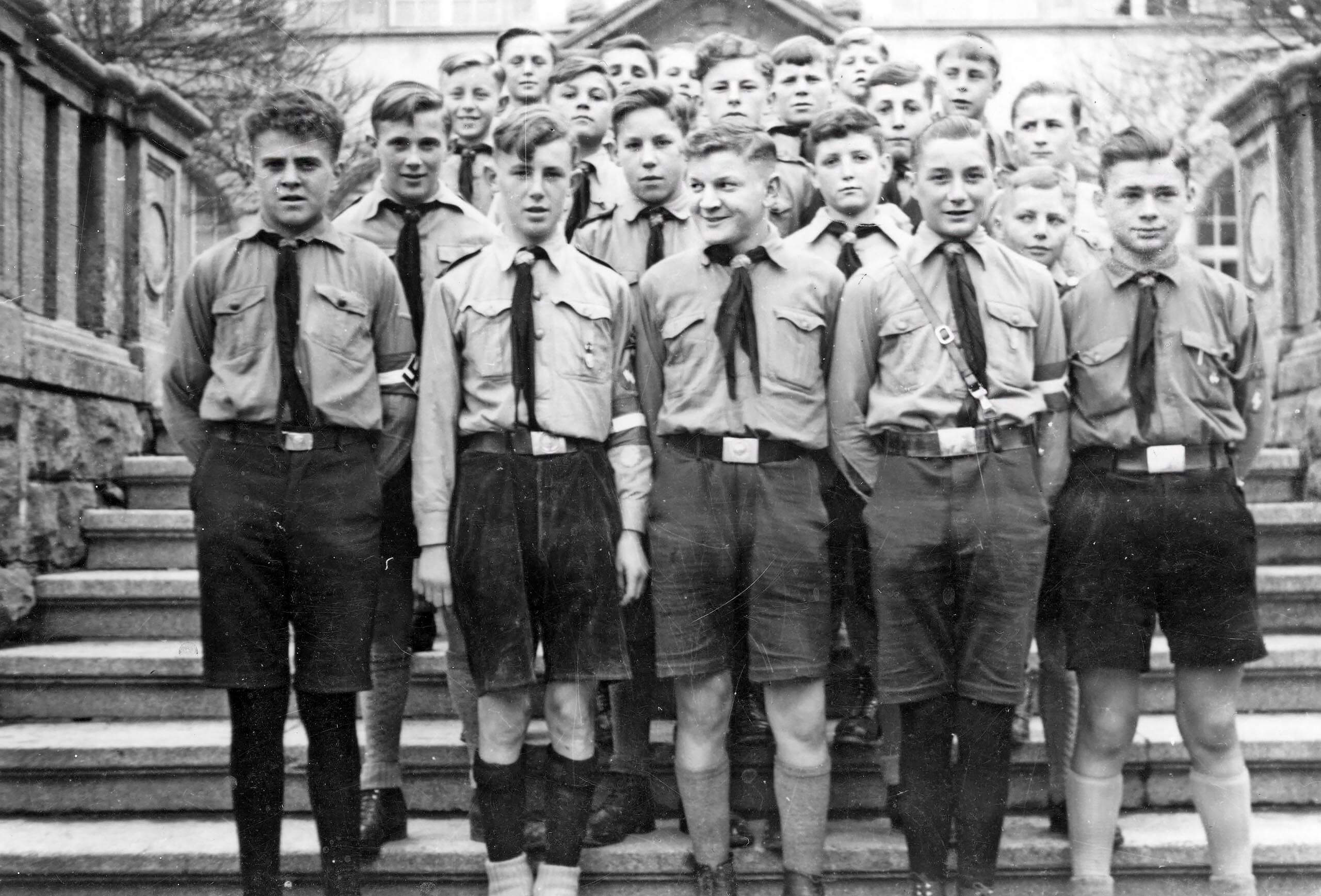Bräunlinger Hitlerjugend (Treppe vor dem Schulhaus) - Geschichtswerkstatt Bräunlingen Nationalsozialismus