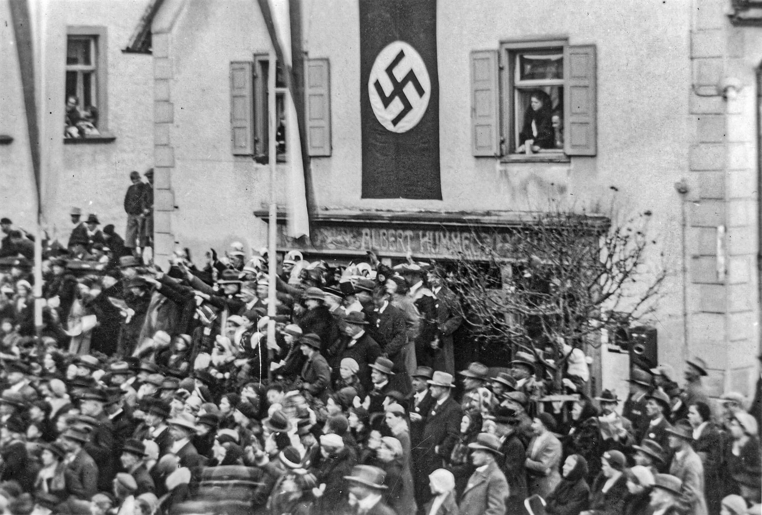 Fasnet 1937 - Zuschauer mit Hitlergruß in Bräunlingen - Geschichtswerkstatt Bräunlingen Nationalsozialismus