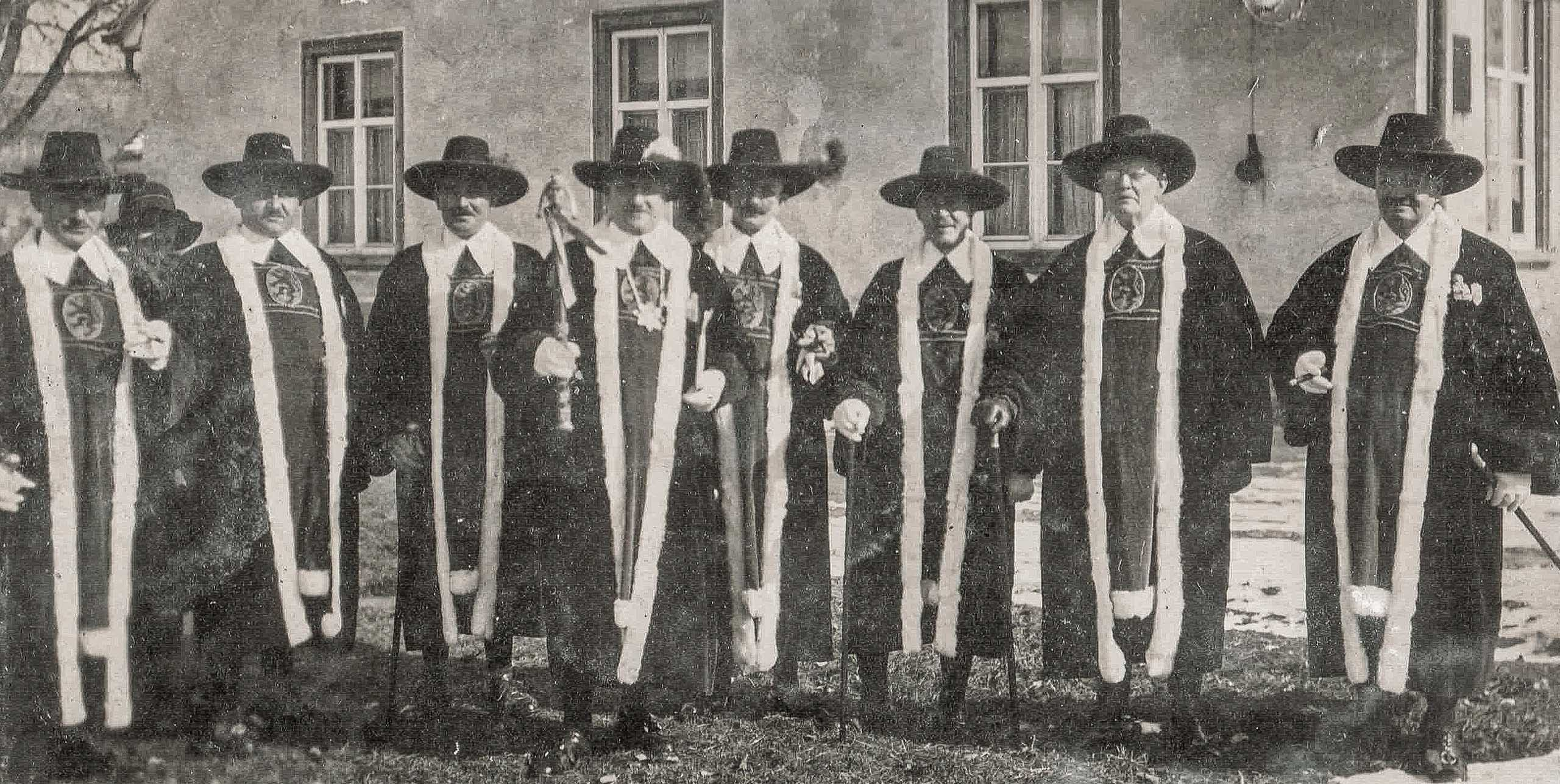 Narrenräte 1933 mit neuem Talar, ganz rechts Bürgermeister Martin Müller - Geschichtswerkstatt Bräunlingen Nationalsozialismus