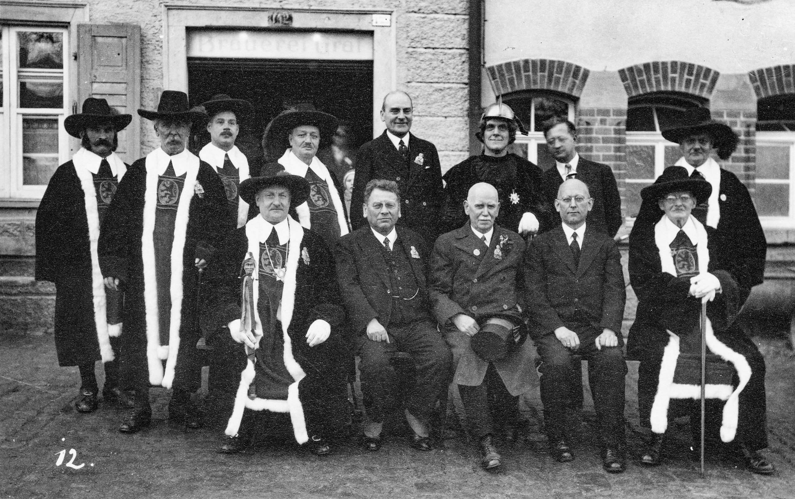 Narrenrat mit Ehrengästen vor der Brauerei Graf 1934. (Sitzend von links nach rechts: Zunftmeister Julius Graf, Müller-Brandeck, Fürst Max Egon, Prof. Dr. Eugen Fehrle) - Geschichtswerkstatt Bräunlingen Nationalsozialismus