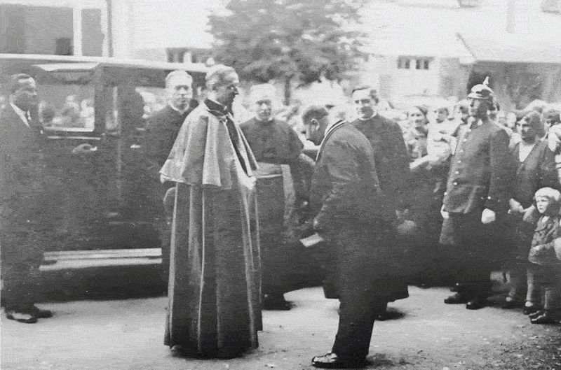 Nuntius Eugenio Pacelli (späterer Papst Pius XII.) mit Bürgermeister Martin Müller, Empfang in Bräunlingen (Weimarer Republik) - Geschichtswerkstatt Bräunlingen Nationalsozialismus - (KI-Animation - Handlung frei erfunden)