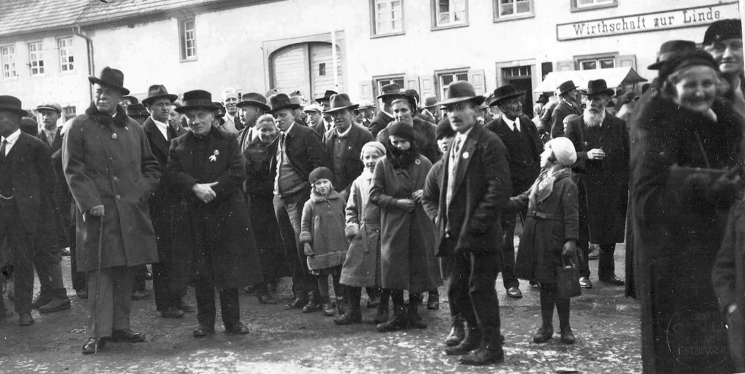 Fürst Max Egon von Fürstenberg (ganz links) mit Stadtpfarrer Dekan Julius Meister, Bräunlingen bei der 