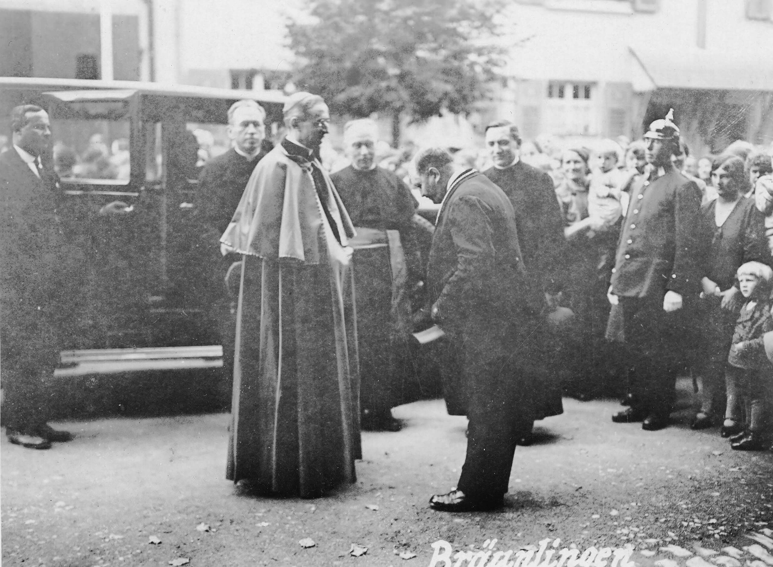 Nuntius Eugenio Pacelli (späterer Papst Pius XII.) mit Bürgermeister Martin Müller, Empfang in Bräunlingen (Weimarer Republik),von links nach rechts: Prälat Ludwig Kaas, Domkapitular Conrad Gröber und P. Eduard Gehrmann SVD, sowie Ortspolizist Johann Hauser