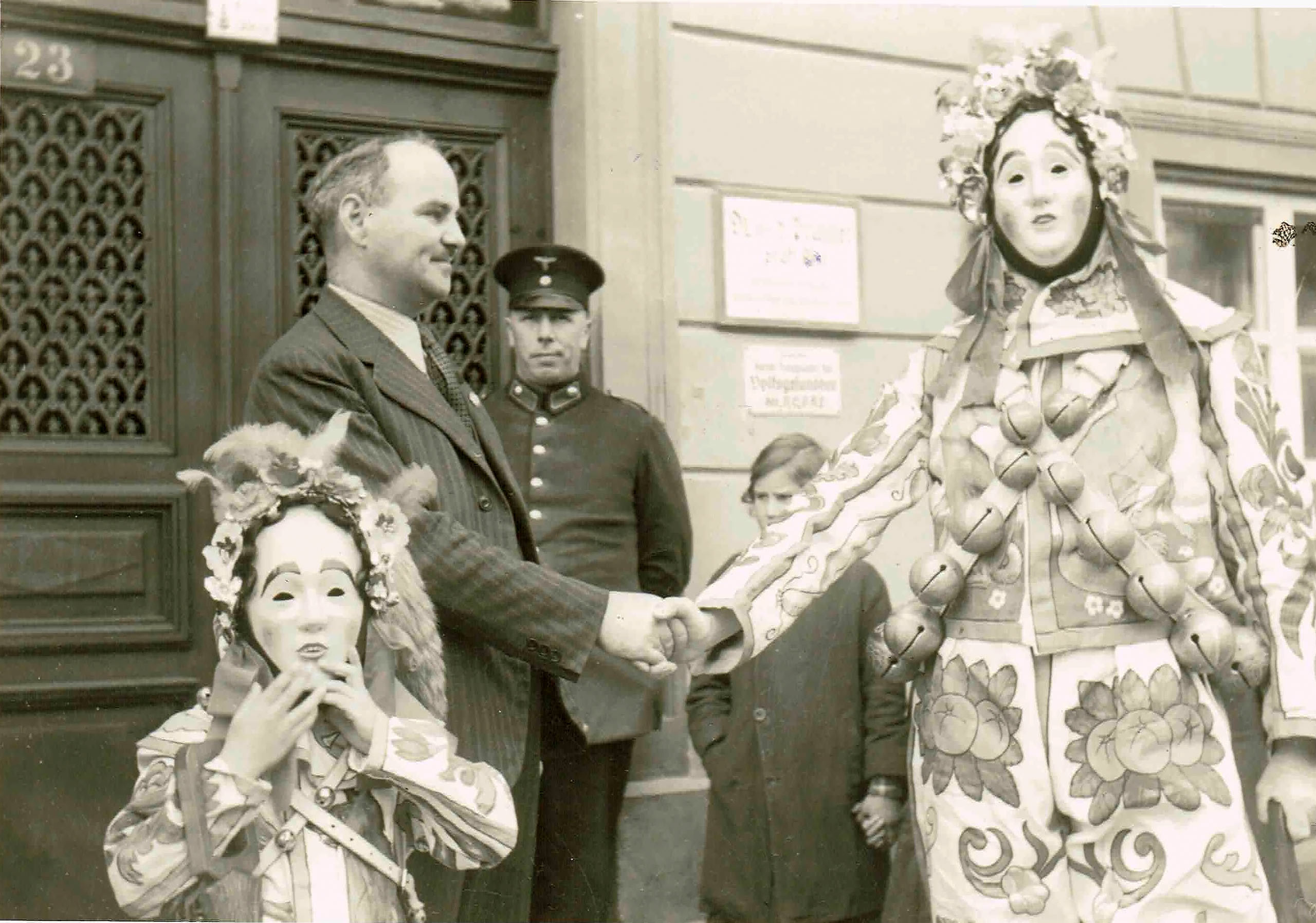 Hummel, Hauser - Polizist