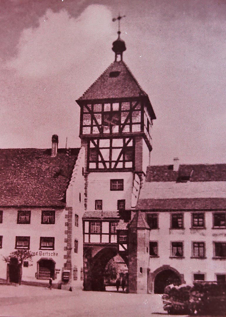 Mühlentor mit befestigtem Hakenkreuz  (vor dem Fenster Mitte oberes Stockwerk)
