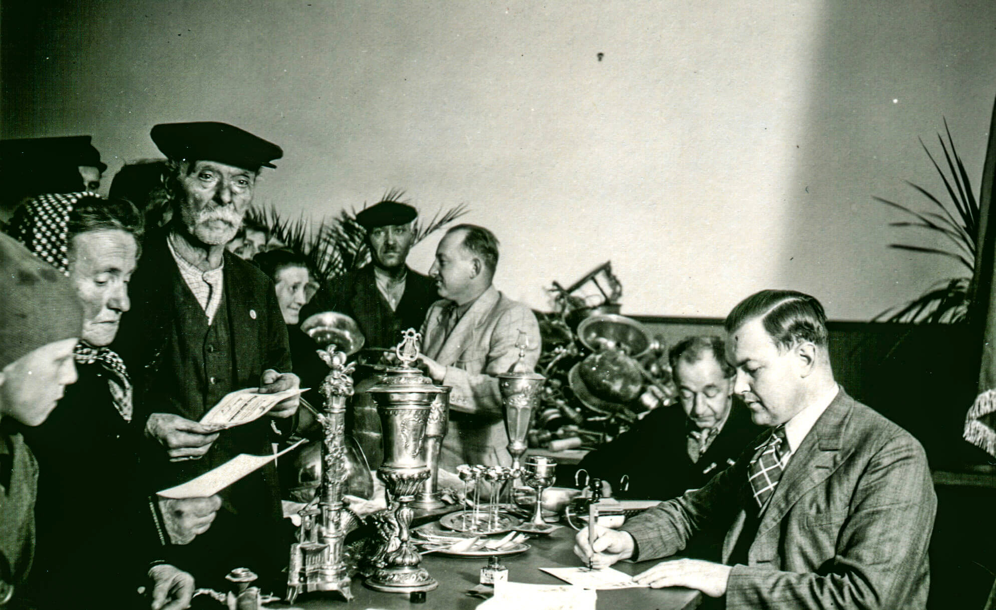 Notierend Ferdinand Hofacher, Verwaltungsangestellter (NSDAP-Geschäftsführer u. Ratsschreiber) und Karl Faller, Regierungsinspektor. Metallspende 1940 - Nationalsozialismus - Geschichtswerkstatt Bräunlingen